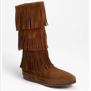 AUTHENTIC MINNETONKA 3 LAYER FRINGE BOOTS!!